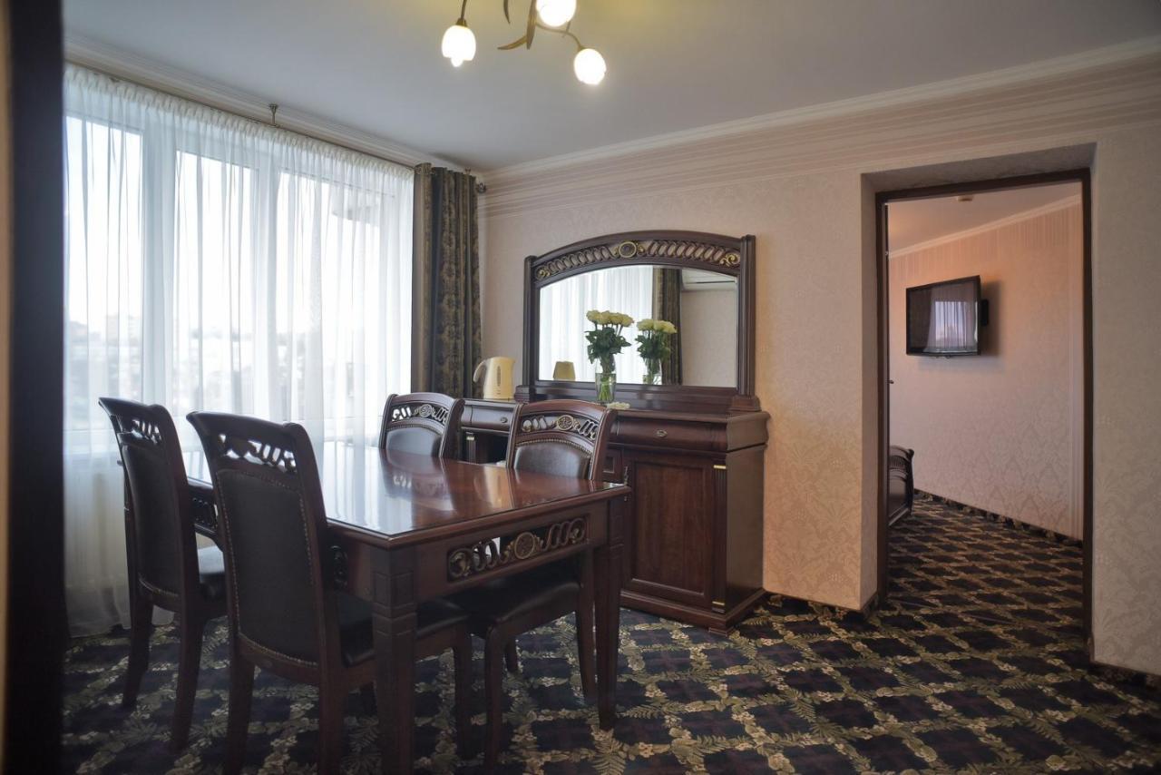 Hotel Mir Rivne Exterior photo